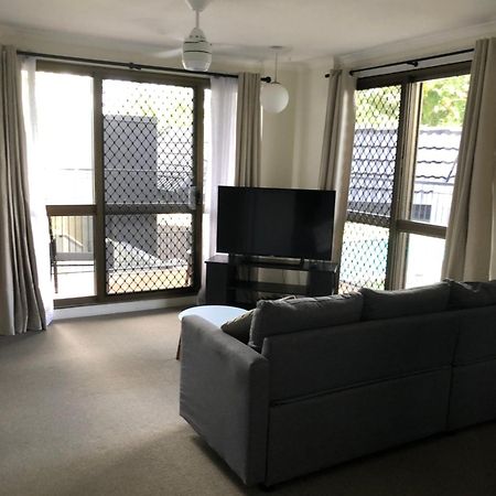 Coral Towers Holiday Suites Кернс Екстериор снимка