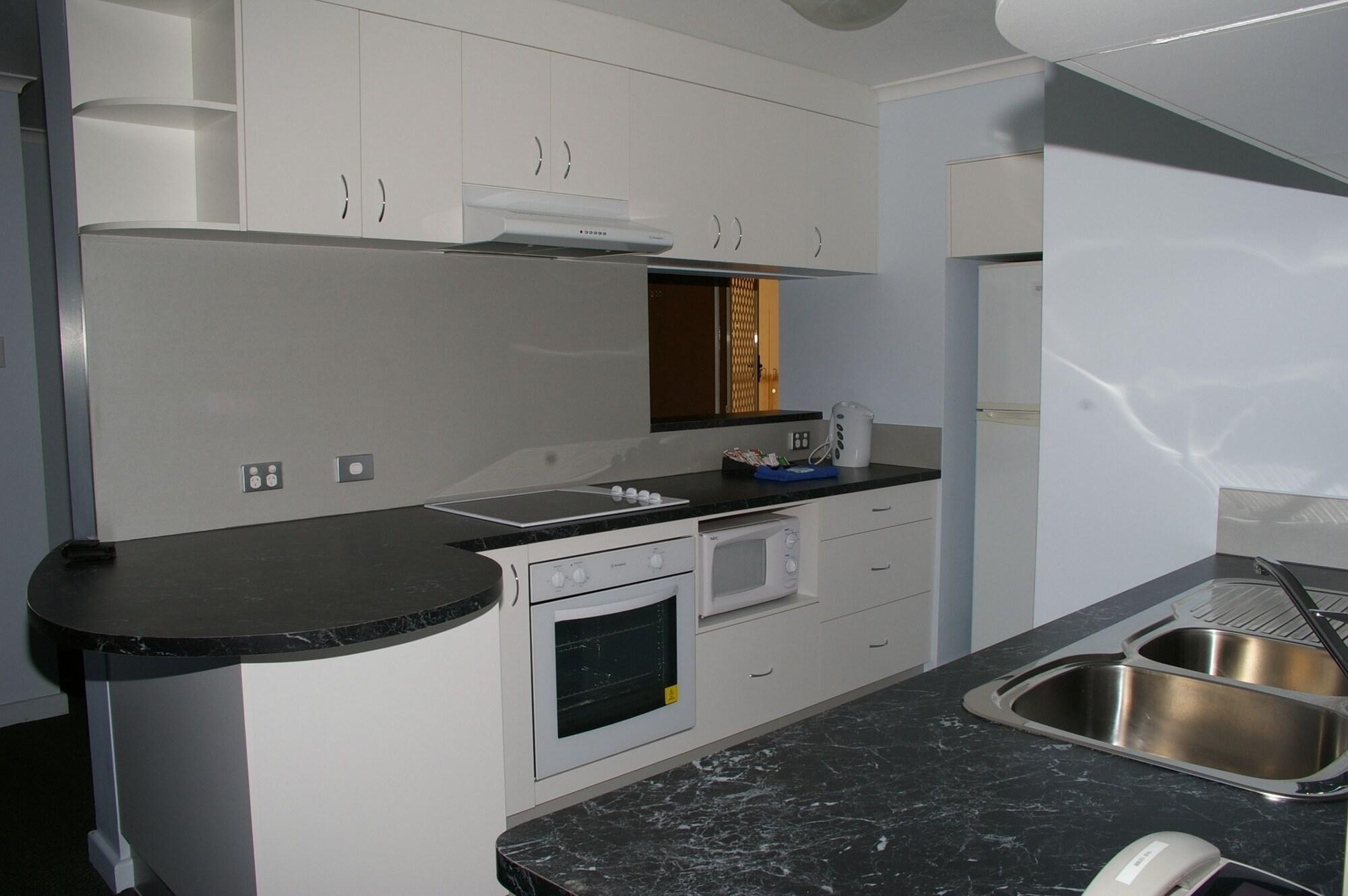 Coral Towers Holiday Suites Кернс Екстериор снимка