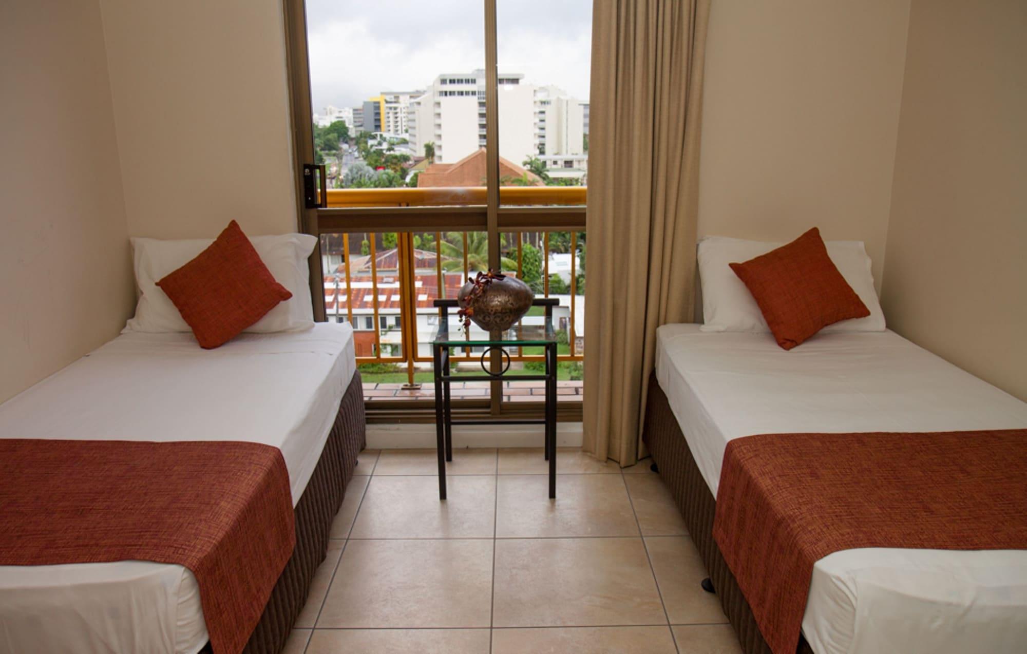 Coral Towers Holiday Suites Кернс Екстериор снимка
