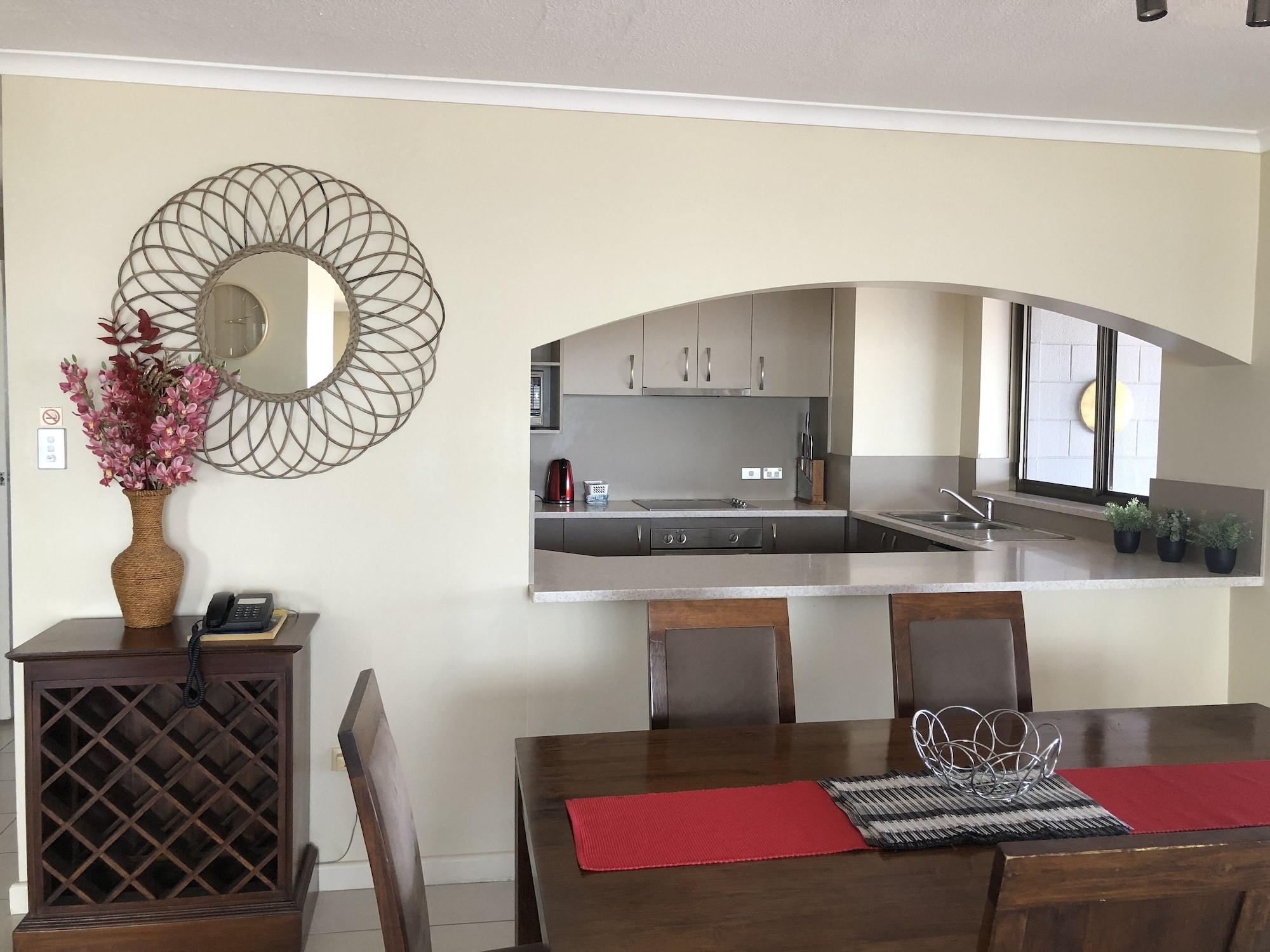 Coral Towers Holiday Suites Кернс Екстериор снимка
