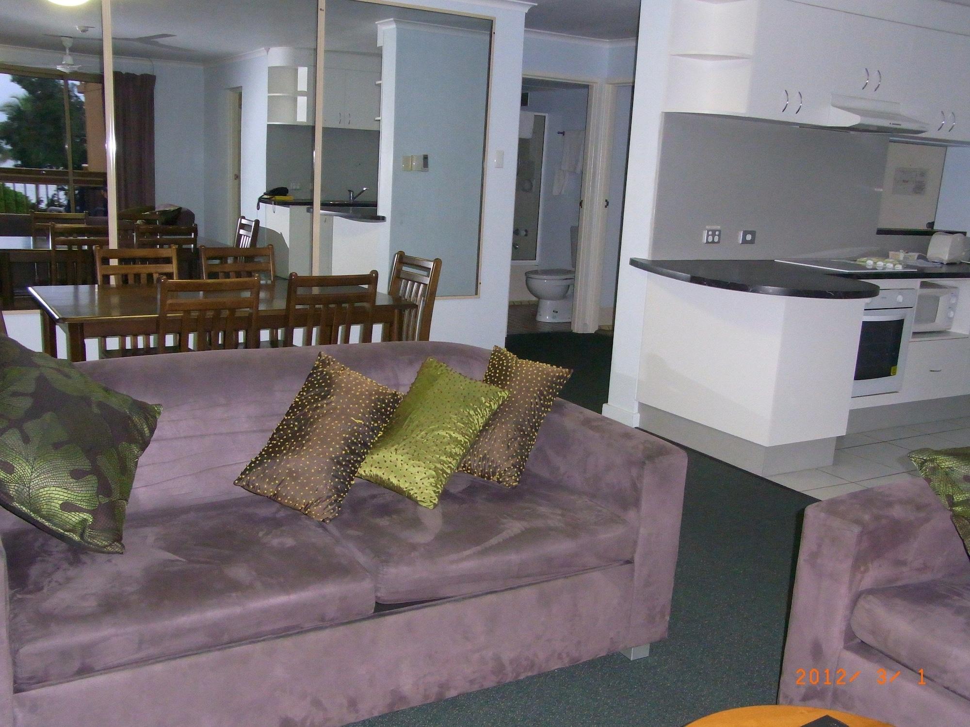 Coral Towers Holiday Suites Кернс Екстериор снимка